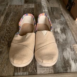 Tom’s youth size 5. Fits womens 7